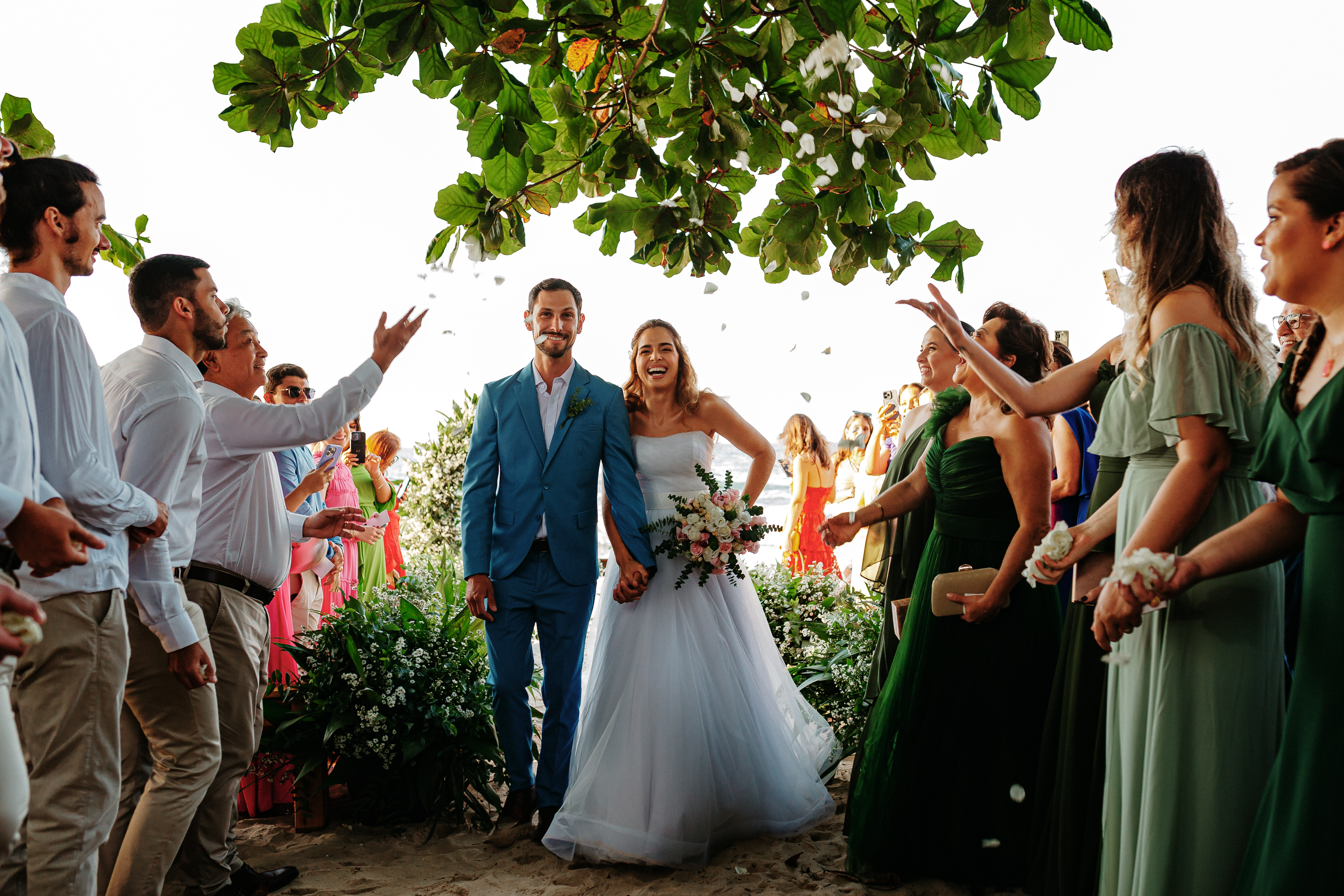 Casal de noivos na praia após o sim